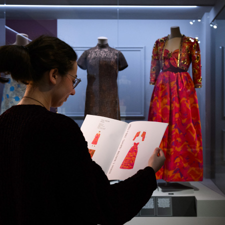 Альбом для творчества "Модные куклы из бумаги" Альбом для творчества "Модные куклы из бумаги"