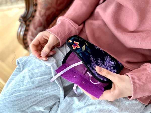 Набор швейный(мягкая "книжечка",стрейч-бархат на обложке),в наб. нитки иголки,2шт,(10х15см)(ИП Перфи купить с доставкой по Москве и России | Официальный интернет-магазин Исторического музея